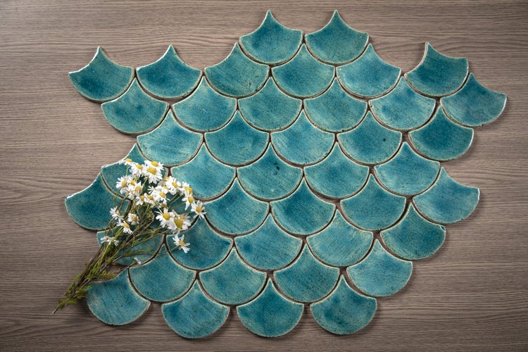 Fischschuppenfliesen aus Keramik mit Blumenarrangement