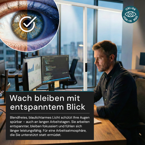 Mann arbeitet an Computermonitoren unter einer Stehlampe mit Symbolen für Farbwiedergabeindex größer 98, Unified Glare Rating kleiner 16 und Risikogruppe null