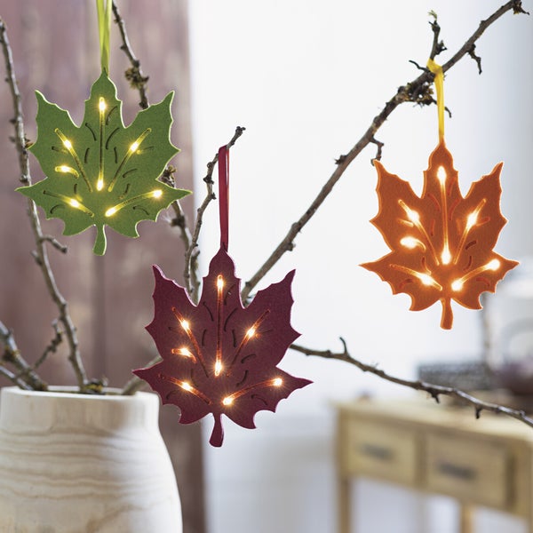 Dekorative Blätter mit Beleuchtung an einem Zweig
