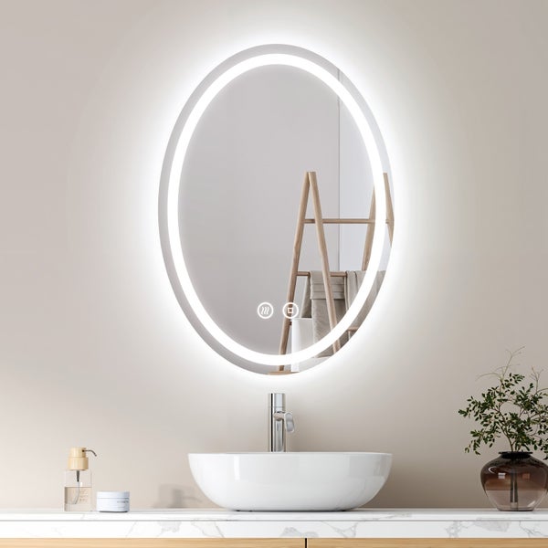 Ovaler Spiegel mit LED-Beleuchtung in einem Badezimmer