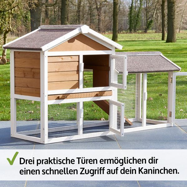 Zweistöckiger Kleintierstall aus Holz mit Auslaufgehege und drei geöffneten Türen für schnellen Zugriff auf das Kaninchen.