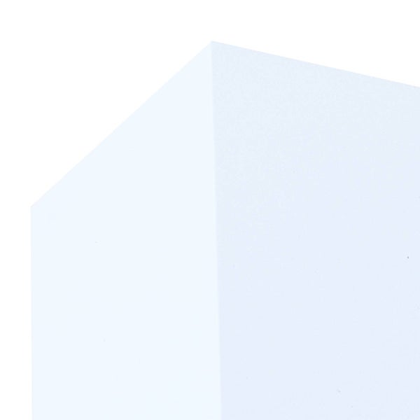 Nahaufnahme der Ecke eines weißen rechteckigen Baublocks aus Polystyrol oder Hartschaum.