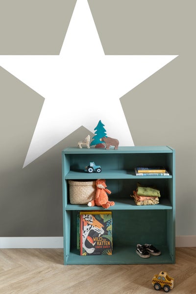 Regal mit Spielsachen und Büchern im Kinderzimmer