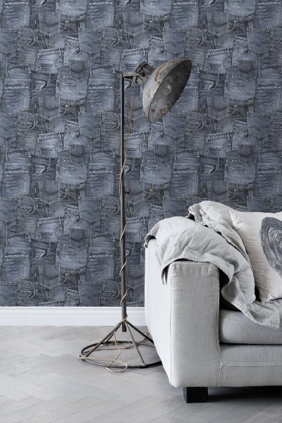 Wohnzimmer mit Tapete im Jeanshosen-Design, Stehlampe und Sofa