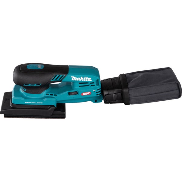 Olivenbaum Olea europaea mit knorrigem Stamm in einem großen Pflanzkübel auf einer Verkaufsfläche im Freien.