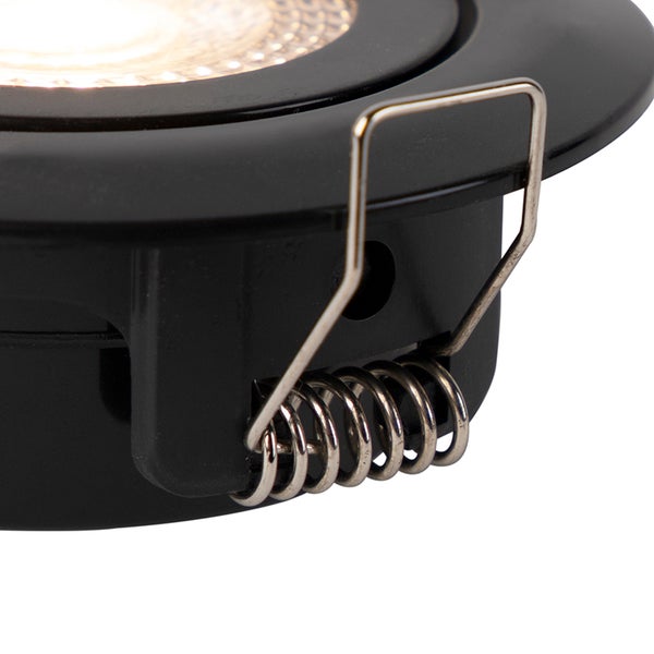 Detailansicht eines schwarzen Einbaustrahlers mit einer metallischen Haltefeder zur Montage in der Decke.