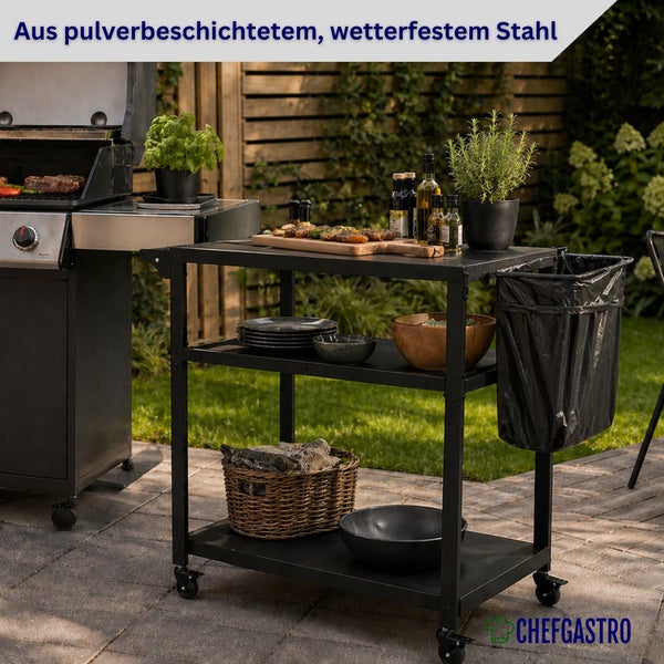 Schwarzer Outdoor-Küchenwagen aus wetterfestem, pulverbeschichtetem Stahl mit drei Ablagen und Müllbeutelhalter im Garten. CHEFGASTRO Logo.