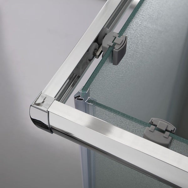 Detailansicht einer Duschkabine mit Schiebetür aus Glas und chromfarbenem Rahmen