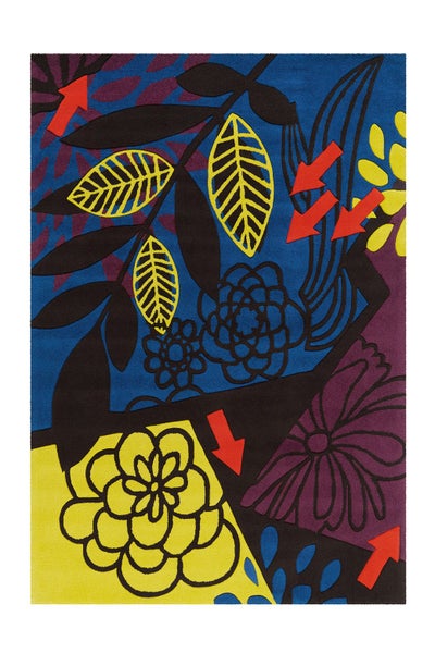 Rechteckiger Teppich mit buntem Muster aus Blättern, Blumen und roten Pfeilen in Blau, Gelb und Violett.