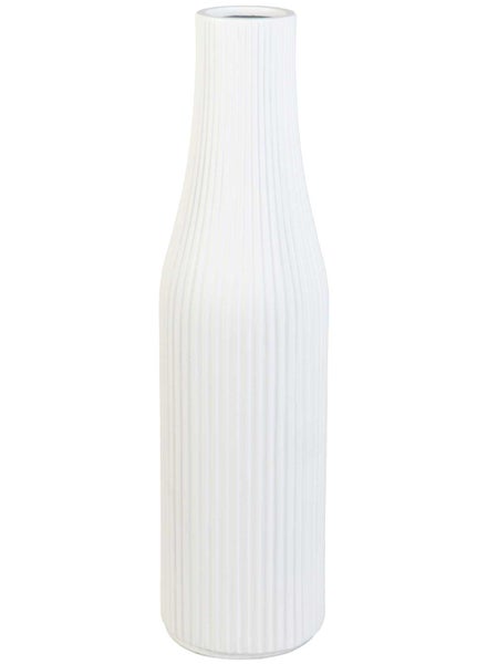 Weiße Vase mit vertikaler Rillenstruktur, schlanke Form.