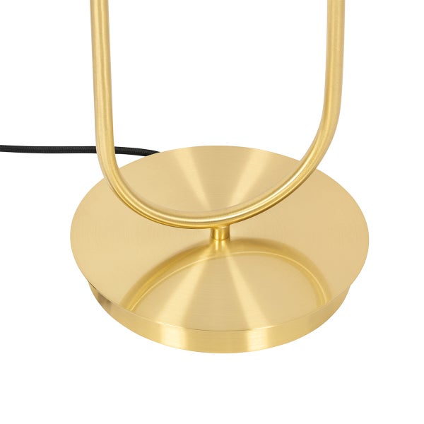 Detailaufnahme einer goldenen Tischleuchte mit rundem Fuß