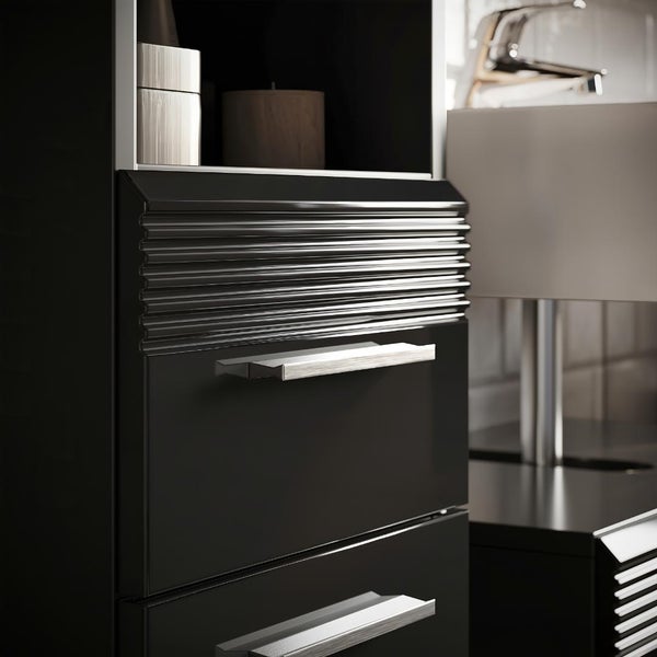 Moderner Badezimmerschrank in Schwarz mit geriffelter Front und silberfarbenem Metallgriff.