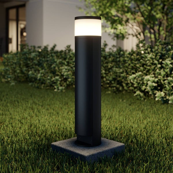 Lucande LED Sockelleuchte / Wegeleuchte mit 2 integrierten Steckdosen, Gartenlampe 47,8 cm spritzwassergeschützt IP44 3W