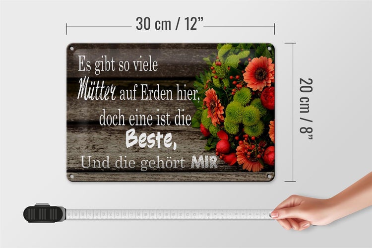 Sandkasten aus Holz mit rotem Sonnenschutzdach