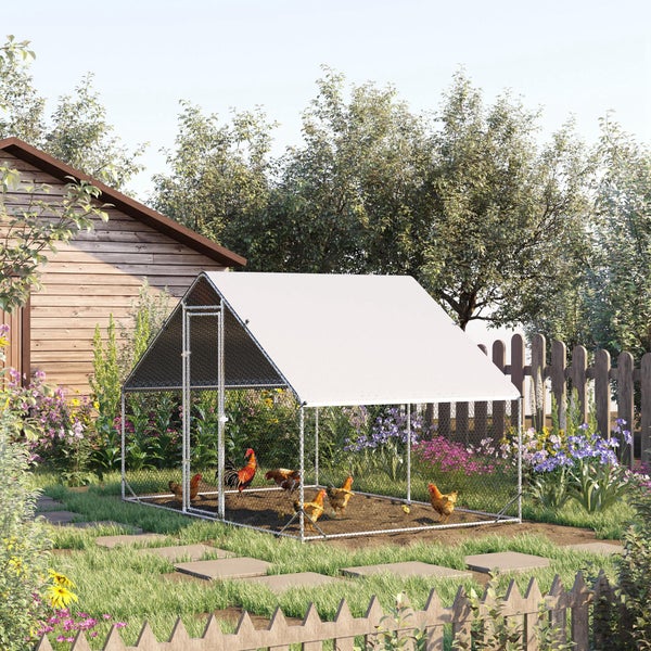 Hühnerstall mit Hühnern in einem Garten.