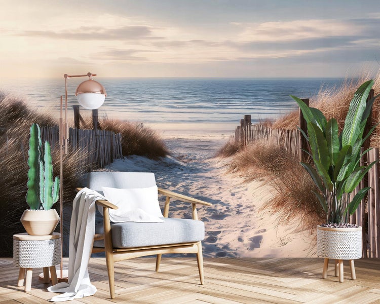 Dekoratives Wohnzimmer mit Sessel und Strandtapete