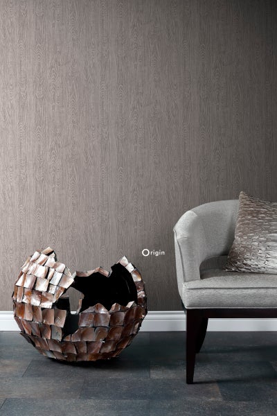 Szene mit gemusterter Tapete, dekorativer Schale und Sessel