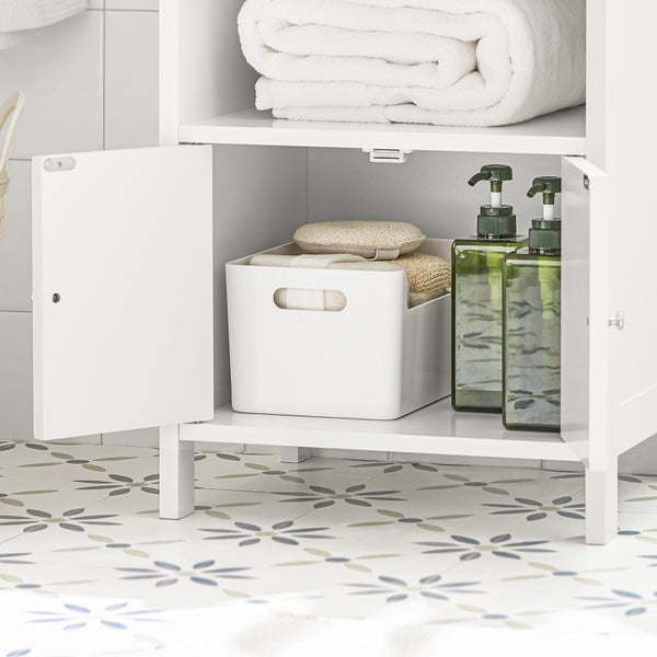 Detailansicht eines Badezimmerschranks mit offenem Fach, gefüllt mit Handtüchern, Behälter und Seifenspendern