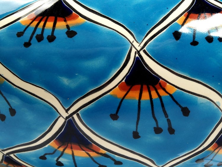 Detailaufnahme einer blau bemalten Keramik mit Blumenmuster