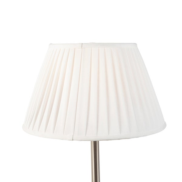 Plissierter Lampenschirm aus Stoff auf einem Lampenfuß.
