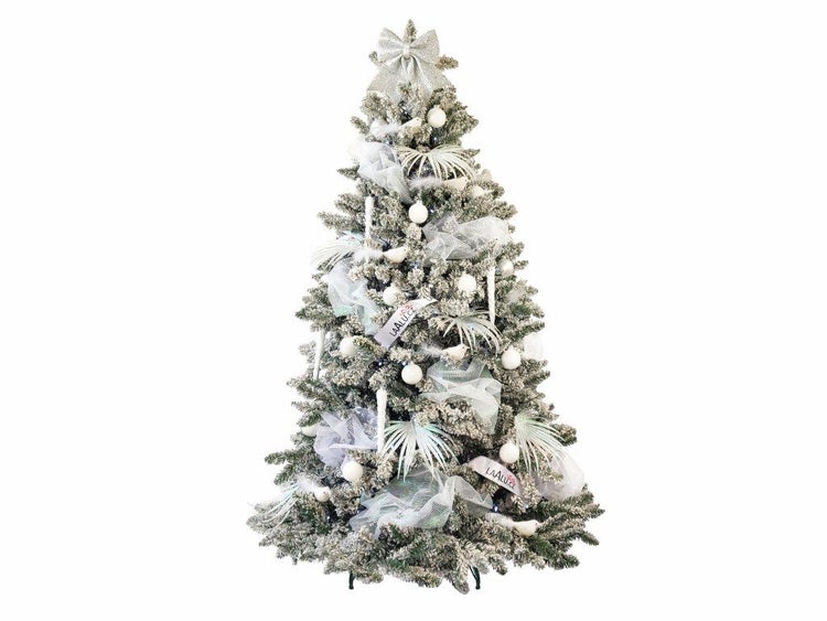 Geschmückter künstlicher Weihnachtsbaum mit Schneeoptik, verziert mit Schleifen, Kugeln und Dekorationselementen für eine festliche Stimmung.