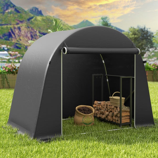 Garten-Lagerzelt auf einer Rasenfläche mit einem Kaminholzregal, Brennholz und einem Jutesack im Inneren.