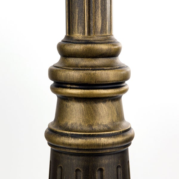 Detailaufnahme eines dekorativen Lampenmasts aus Metall für Außenleuchten mit antikem Finish.