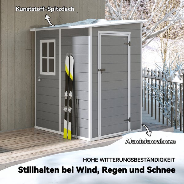 Gartengerätehaus mit Kunststoffspitzdach und Aluminiumrahmen neben Skiern