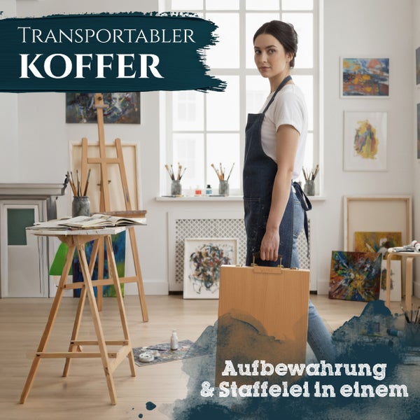 Eine Künstlerin in einem hellen Atelier trägt einen hölzernen transportablen Malkoffer, der auch als Staffelei verwendet werden kann.