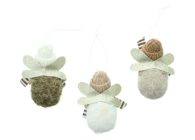 Drei hängende Weihnachtsengel aus Filz mit gestrickten Mützen und glitzernden Flügeln als Baumschmuck
