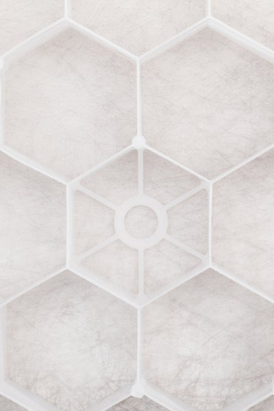 Nahaufnahme eines Filters mit hexagonalem Kunststoffgitter und Faservlies.