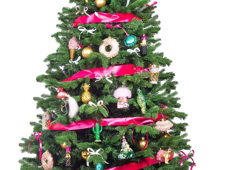 Weihnachtsbaum geschmückt mit verschiedenen bunten Figuren wie Kaktus Donut und Flamingo sowie festlichen Bändern und Kugeln