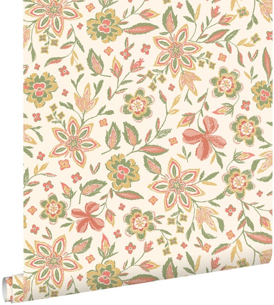 Helles Schlafzimmer mit floral gemusterter Tapete, weißem Holzbett und gelbem Nachttisch.