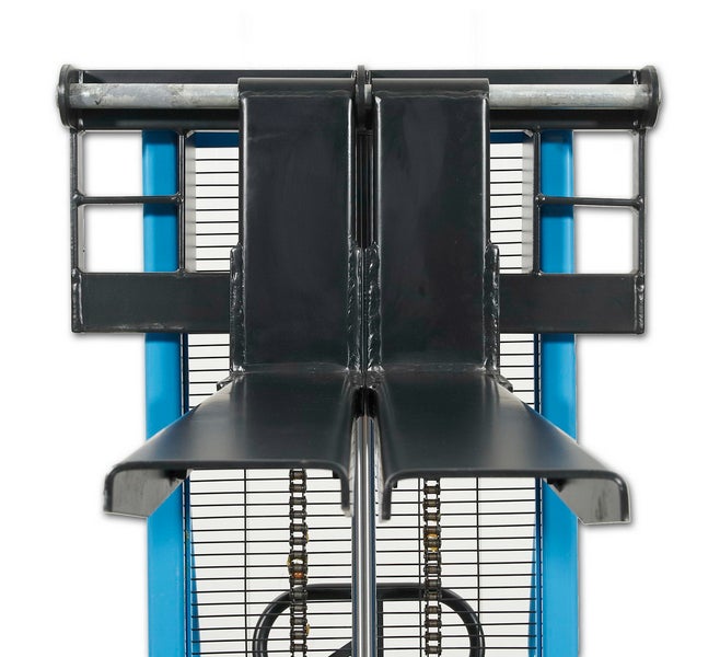 Gabelträger und Gabelzinken eines Gabelhubwagens aus Metall mit Schutzgitter und Hubketten.