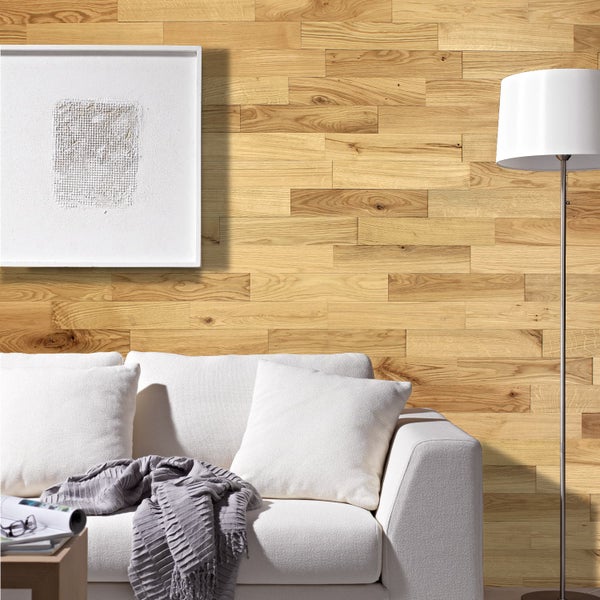 Wohnzimmer mit Wandpaneelen aus Holz, Sofa, Lampe und Bild