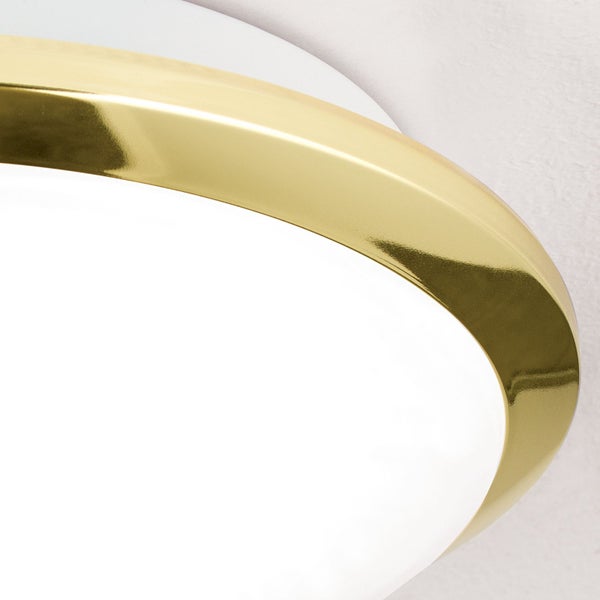 Detailaufnahme einer Deckenleuchte mit goldfarbenem Rand