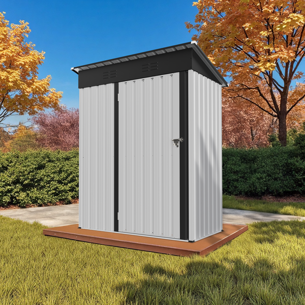 Metall Gerätehaus mit Tür im Garten