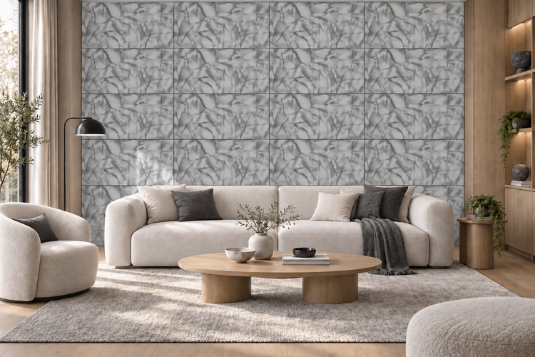 Wohnzimmer mit Wandfliesen in Marmoroptik, hellem Sofa, Sessel, Holztisch, Teppich und Holzregal in modernem Einrichtungsstil