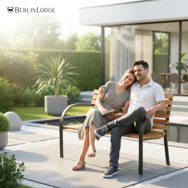 Paar auf einer modernen Gartenbank aus Holz und Metall in einem hellen, organisierten Garten. Berlin Lodge Logo.