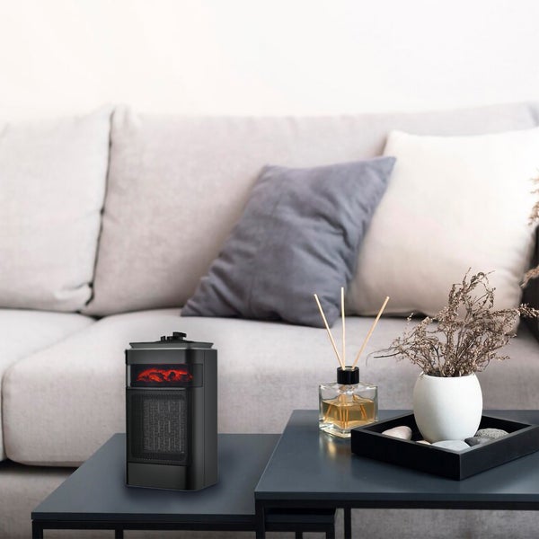 Dekorativer Heizlüfter mit simuliertem Kaminfeuer auf einem Tisch im Wohnzimmer.