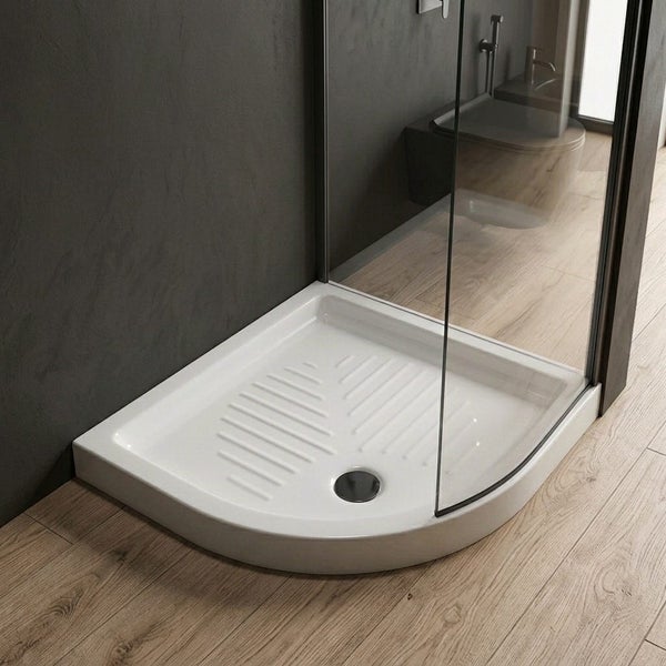Viertelkreis Duschwanne aus Sanitäracryl mit Antirutschstruktur und Ablaufgarnitur in einem modernen Badezimmer mit Glasduschkabine.