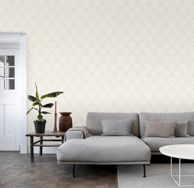 Wohnzimmer mit gemusterter Tapete, Sofa und Beistelltisch