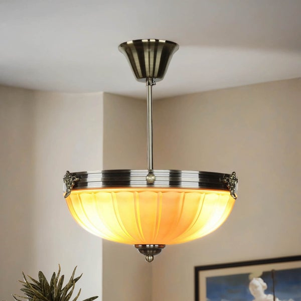 Deckenleuchte mit Glasschirm und Metallfassung