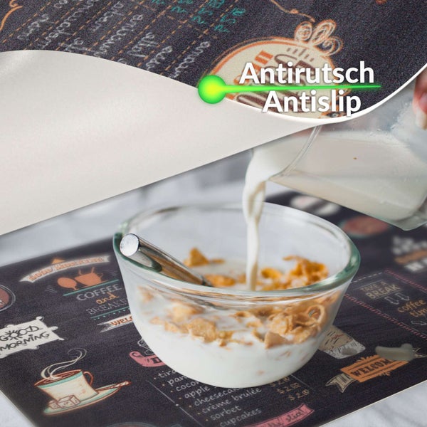 Tischset mit Kaffee-Motiv und rutschhemmender Unterseite, Schüssel mit Müsli und Milch im Vordergrund.