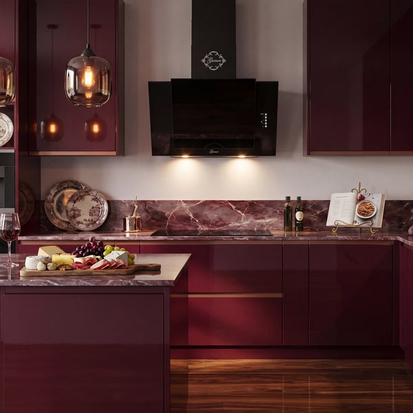 Moderne Küche mit dunklen Fronten, Arbeitsplatte in Marmoroptik, Dunstabzugshaube von Gurari und dekorativen Accessoires.