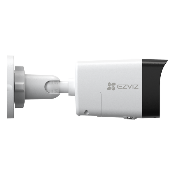 EZVIZ Überwachungskamera in Bullet-Form mit Wandhalterung und EZVIZ Logo.
