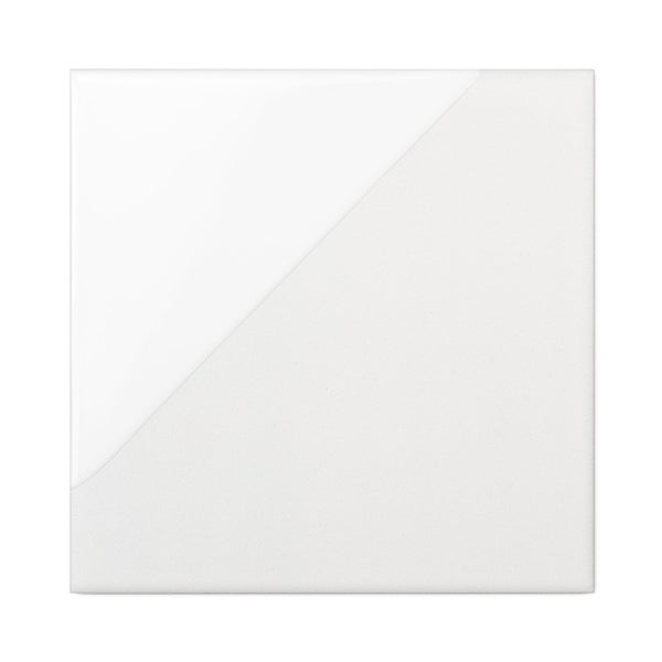 Quadratische Wandfliese mit glänzender und matter Oberfläche als Vergleich