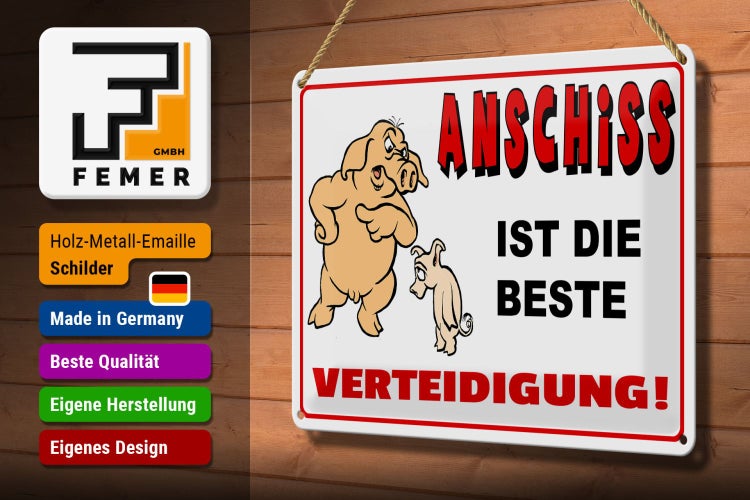 Wohnzimmer mit gemusterter Tapete, Sofa und Teppich