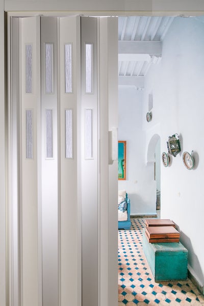 Raumszene mit Falttür mit Glaseinsätzen