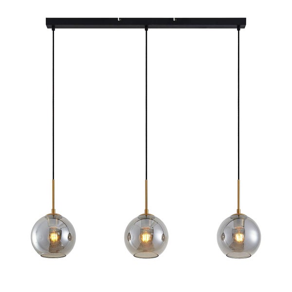 Pendelleuchte 3-flammig mit rauchfarbenen Glasschirmen in Kugelform, schwarzen Kabeln und goldfarbenen Fassungen.